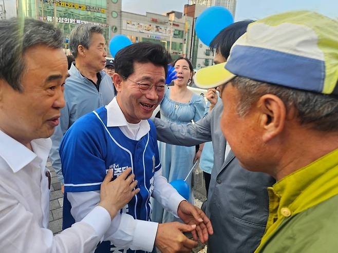 더불어민주당 정인화 광양시장 후보가 지난 23일 중마동 새마을금고 사거리 앞에서 유권자들에게 인사를 건네고 있다. <정인화 후보 측 제공>