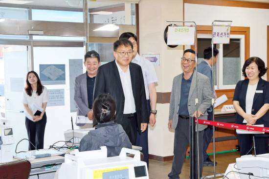 장금용 창원시장 권한대행이 이종근 진해구청장과 함께 자은동 투표소를 찾아 통신망과 장비 작동 상태를 점검하고, 선거인 안내부터 투표 진행까지 현장 운영 전반을 살펴본 뒤 관계자들을 격려하고 있다.