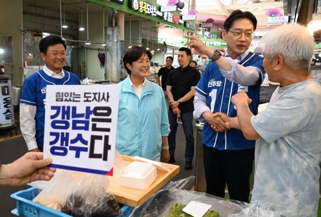 AM 10:00 김 후보가 창원 봉곡시장에서 진보당 전희영 전 후보와 함께 상인과 인사하고 있다./김승권 기자/