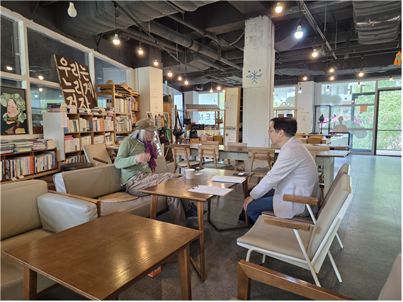 경기도 파주 '농부로부터' 천호균 이사장과 가람과사람 관계자가 헤이리 예술마을 탐방 일정과 현장학습 운영 방향을 논의하고 있다.