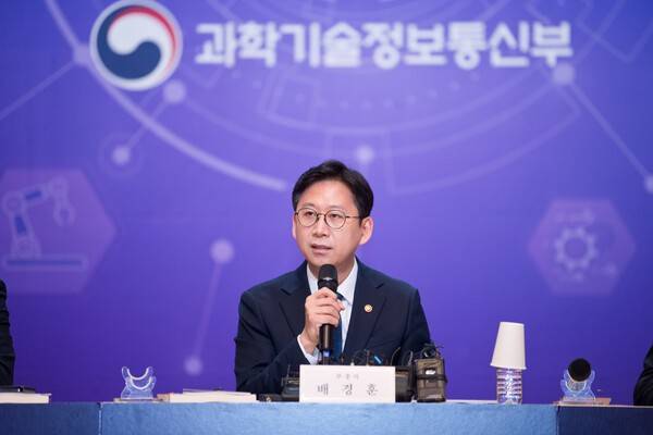 배경훈 부총리 겸 과학기술정보통신부 장관이 지난 29일 오후 서울 중구 서울중앙우체국에서 열린 '과학기술정보통신부 기자간담회' 에서 발언하고 있다. [출처=과학기술정보토신부]