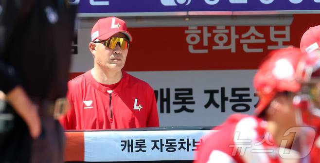 31일 대전 한화생명볼파크에서 열린 2026 신한 SOL KBO리그 SSG 랜더스와 한화 이글스의 경기에서 11연패를 달리고 있는 SSG 이숭용 감독이 경기를 보고 있다. 2026.5.31 ⓒ 뉴스1 김기남 기자