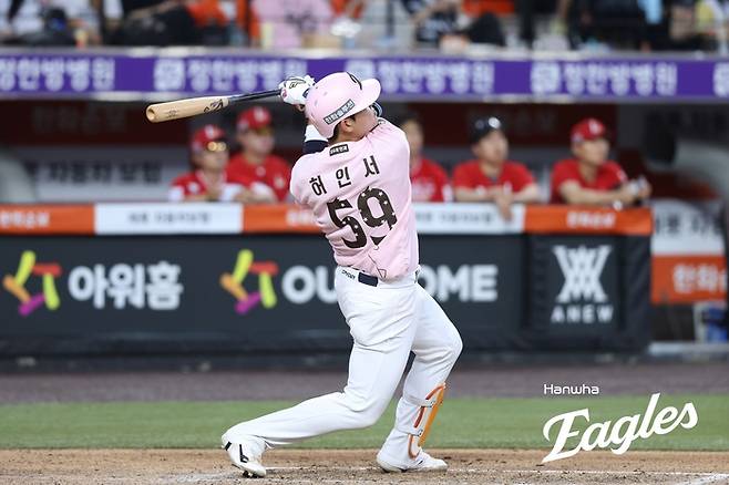 한화 허인서가 30일 대전 한화생명 볼파크에서 열린 2026 KBO리그 정규시즌 SSG와 경기에서 홈런을 터뜨리고 있다. 사진 | 한화 이글스