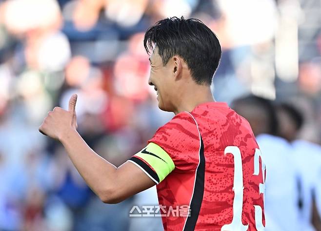 축구국가대표팀의 손흥민이 31일(한국시간) 미국 유타주 프로보 스미스 필드 하우스 사우스 필드에서 진행된 트리니다드토바고와의 평가전에서 동료를 향해 엄지를 치켜세우고 있다. 2026. 5. 31.  프로보(미 유타주) | 박진업 기자 upandup@sportsseoul.com