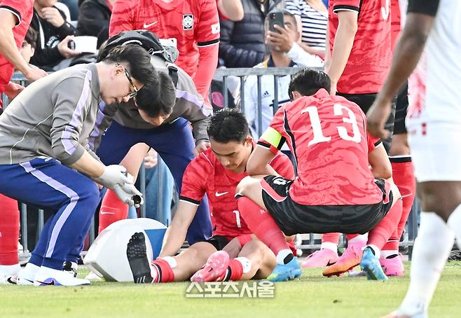 축구국가대표팀의 조규민(가운데)이 31일(한국시간) 미국 유타주 프로보 스미스 필드 하우스 사우스 필드에서 진행된 트리니다드토바고와의 평가전에서 부상을 당하자 팀 주치의와 손흥민이 살펴보고 있다. 프로보(미 유타주) | 박진업 기자 upandup@sportsseoul.com