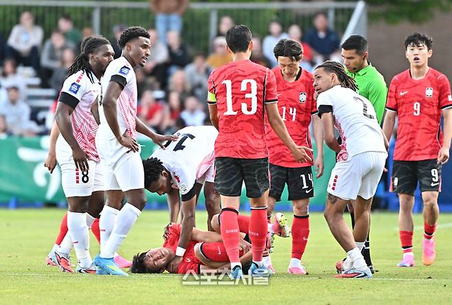축구국가대표팀의 배준호(가운데 아래)가 31일(한국시간) 미국 유타주 프로보 스미스 필드 하우스 사우스 필드에서 진행된 트리니다드토바고와의 평가전에서 상대 파울로 부상을 당한 뒤 고통스러워하고 있다. 프로보(미 유타주) | 박진업 기자 upandup@sportsseoul.com