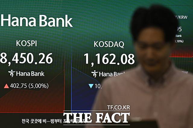 지난 27일 국내 주요 운용사들이 삼성전자와 SK하이닉스를 기초자산으로 한 레버리지·인버스 ETF 16종을 출시했다. 이 상품에는 첫날부터 거래대금이 10조원 가량 몰리며 시장의 뜨거운 반응을 얻었다./송호영 기자