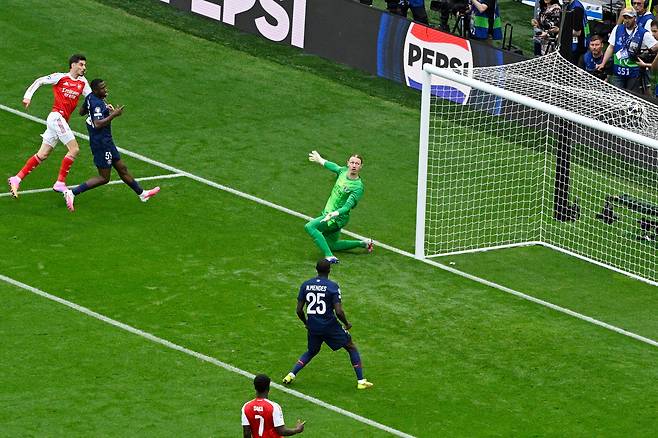<YONHAP PHOTO-0956> epaselect epa13005058 Kai Havertz of Arsenal (L) scoring the 0-1 goal during the UEFA Champions League final between Paris Saint-Germain and Arsenal in Puskas Arena in Budapest, Hungary, 30 May 2026.  EPA/Szilard Koszticsak HUNGARY OUT/2026-05-31 03:02:17/<저작권자 ⓒ 1980-2026 ㈜연합뉴스. 무단 전재 재배포 금지, AI 학습 및 활용 금지>