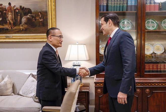 위성락 국가안보실장(왼쪽)과 마코 루비오 미 국무장관이 지난해 7월 워싱턴 DC에서 만나 악수를 하고 있다. /대통령실