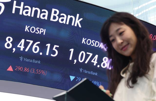 지난 29일 서울 중구 하나은행 본점 딜링룸 전광판에 코스피, 코스닥 지수가 표시돼 있다. [연합뉴스]