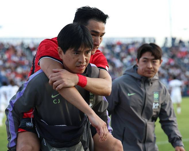 <yonhap photo-4383=""> 조유민 부상 (프로보[미국 유타주]=연합뉴스) 신준희 기자 = 30일 미국 유타주 프로보에 위치한 브리검영대 사우스필드에서 열린 대한민국과 트리니다드 토바고의 평가전. 한국 조유민이 부상을 당해 스태프에게 업혀 경기장을 나오고 있다. 2026.5.31 hama@yna.co.kr/2026-05-31 12:22:03/ 연합뉴스</yonhap>