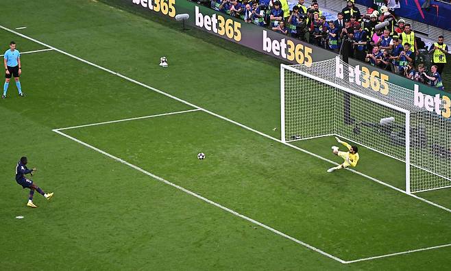 페널티킥으로 동점골을 터트리는 PSG 뎀벨레(왼쪽). AFP=연합뉴스