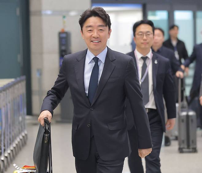 원유·나프타 등의 확보를 위해 카자흐스탄, 오만, 사우디아라비아, 카타르 등을 방문한 강훈식 대통령 비서실장이 지난달 14일 인천국제공항 제1여객터미널을 통해 귀국하는 모습. 강 실장은 31일 캐나다로 다시 출국한다. 연합뉴스