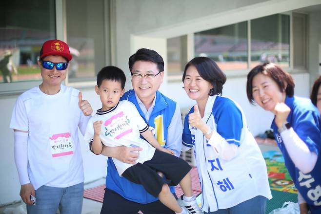 더불어민주당 김원기 의정부시장 후보가 박지혜 국회의원과 함께 시민들과 기념촬영을 하고 있다. 김원기 후보 선거사무소 제공