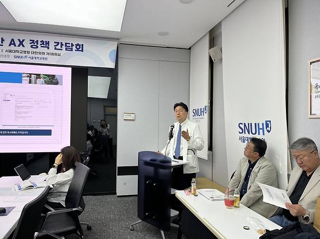 지난달 29일 서울대병원에서 열린 ‘진료정보 연계를 위한 인공지능 전환 정책 간담회’에서 곽수헌 서울대병원 기술연구센터장이 ‘스누하이’에 대해 설명하고 있다. [보건복지부]