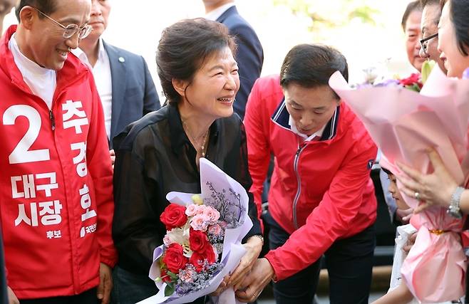 박근혜 전 대통령이 31일 오후 대구 중구 서문시장을 찾아 국민의힘 추경호 대구시장 후보 지원 유세를 하고 있다. [연합뉴스]