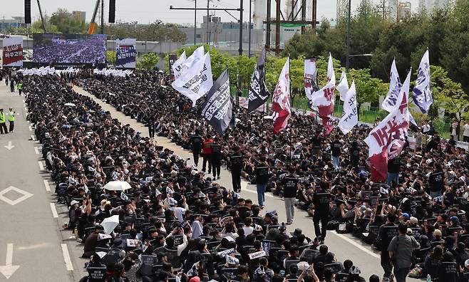 지난 4월 23일 경기도 평택시 삼성전자 평택캠퍼스 앞에서 삼성전자 노동조합 공동투쟁본부의 ‘투쟁 결의대회’가 열리고 있다. [연합]