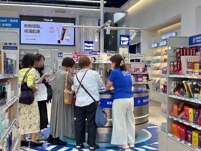 [서울=뉴시스] 전성은 인턴기자=서울 중구 명동의 한 약국에서 관광객들이 재생크림, 피부 연고 등 인기 제품을 살펴보고 있다. 2026.05.26. *재판매 및 DB 금지