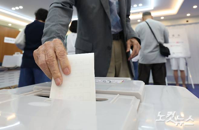 제9회 전국동시지방선거 사전투표 첫날인 지난 29일 서울 용산구 이촌1동 주민센터에 마련된 사전투표소를 찾은 유권자들이 소중한 한 표를 행사하고 있다. 류영주 기자