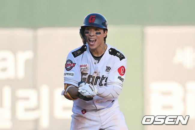 [OSEN=부산, 이석우 기자] 29일 부산 사직야구장에서 2025 신한 SOL 뱅크 KBO 리그 롯데 자이언츠와 KT 위즈의 경기가 열렸다. 홈팀 롯데는 박세웅이, 방문팀 KT는 쿠에바스가 선발 출전했다.롯데 자이언츠 김동혁이 4회말 2사 2,3루 좌중간 역전 2타점 2루타를 치고 환호하고 있다. 2025.06.29 / foto0307@osen.co.kr