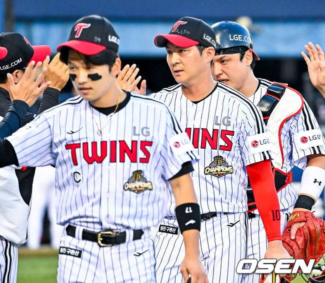 [OSEN=잠실, 민경훈 기자] 30일 서울 잠실야구장에서 ‘2026 신한 SOL Bank KBO리그’ LG 트윈스와 KIA 타이거즈의 경기가 열렸다.이 경기에서 LG는 KIA에 3-1로 승리했다.&nbsp;오지환이 투런 홈런으로 2경기 연속 홈런을 기록, 오스틴은 솔로 홈런을 터뜨렸다.3-1로 승리했다.&nbsp;LG 선발 송승기는 5⅓이닝 4피안타 4탈삼진 무사사구 무실점으로 시즌 3승째를 기록했다. 5월에는 첫 승이다.경기를 마치고 LG 오지환이 염경엽 감독과 하이파이브를 하고 있다. 2026.05.30 / rumi@osen.co.kr