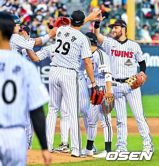[OSEN=잠실, 민경훈 기자] 30일 서울 잠실야구장에서 ‘2026 신한 SOL Bank KBO리그’ LG 트윈스와 KIA 타이거즈의 경기가 열렸다.이 경기에서 LG는 KIA에 3-1로 승리했다.&nbsp;오지환이 투런 홈런으로 2경기 연속 홈런을 기록, 오스틴은 솔로 홈런을 터뜨렸다.3-1로 승리했다.&nbsp;LG 선발 송승기는 5⅓이닝 4피안타 4탈삼진 무사사구 무실점으로 시즌 3승째를 기록했다. 5월에는 첫 승이다.경기를 마치고 LG 선수들이 마운드에 모여 기뻐하고 있다. 2026.05.30 / rumi@osen.co.kr