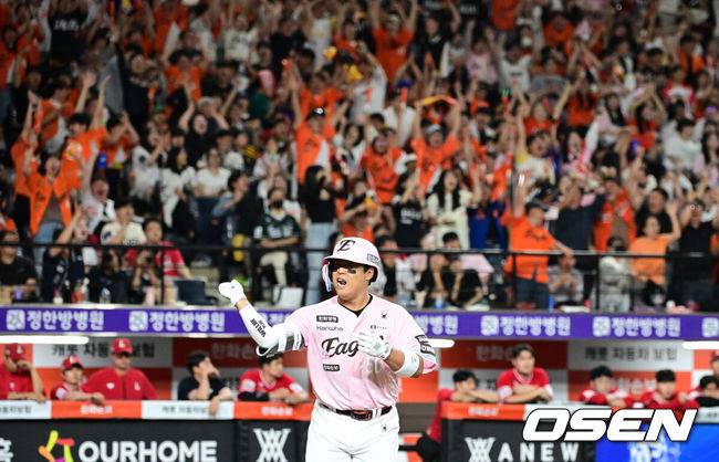 [OSEN=대전, 지형준 기자] 29일 대전 한화생명 볼파크에서 2026 신한 SOL KBO리그 한화 이글스와 SSG 랜더스의 경기가 열렸다.한화는 화이트, SSG은 최원준을 선발로 내세웠다.&nbsp;6회말 2사 2루에서 한화 강백호가 우월 투런포를 날리며 기뻐하고 있다. 2026.05.29&nbsp;/ jpnews@osen.co.kr