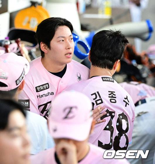 [OSEN=대전, 지형준 기자] 30일 대전 한화생명 볼파크에서 2026 신한 SOL KBO리그 한화 이글스와 SSG 랜더스의 경기가 열렸다.한화는 류현진, SSG은 김건우를 선발로 내세웠다.&nbsp;6회초 1사 1,3루에서 한화 조동욱이 SSG 정준재를 병살 처리하며 더그아웃에서 김종수와 포옹을 하고 있다. 2026.05.30&nbsp;/ jpnews@osen.co.kr