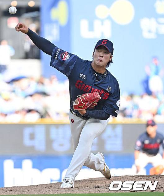 [OSEN=창원, 이석우 기자] 30일 창원NC파크에서 2026 신한 SOL KBO 리그 NC 다이노스와 롯데 자이언츠의 경기가 열렸다. 홈팀 NC는 라일리가, 방문팀 롯데는 이민석이 선발 출전했다. 롯데 자이언츠 선발투수 이민석이 역투하고 있다. 2026.05.30 / foto0307@osen.co.kr