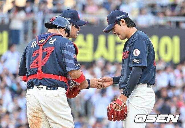 [OSEN=창원, 이석우 기자] 30일 창원NC파크에서 2026 신한 SOL KBO 리그 NC 다이노스와 롯데 자이언츠의 경기가 열렸다. 홈팀 NC는 라일리가, 방문팀 롯데는 이민석이 선발 출전했다. 롯데 자이언츠 선발투수 이민석이 5회말 동점을 허용하고 교체되고 있다. 2026.05.30 / foto0307@osen.co.kr