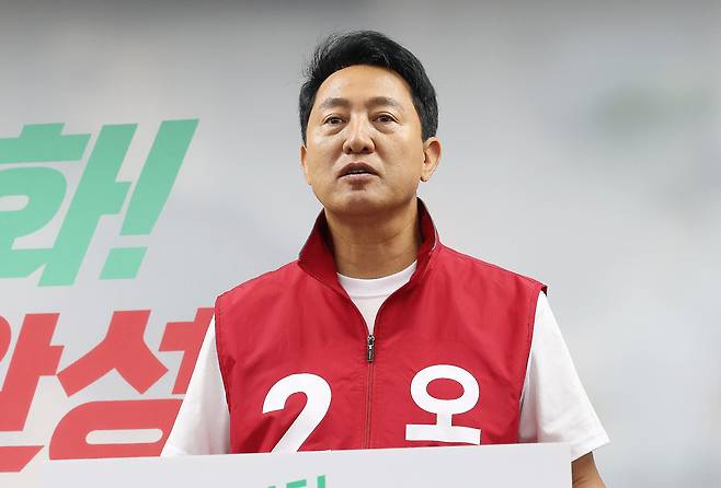 국민의힘 오세훈 서울시장 후보가 31일 서울 종로구 선거캠프에서 열린 ‘서울시민 5대 명령- 3부 2민’ 기자간담회에서 지지를 호소하고 있다. 뉴스1