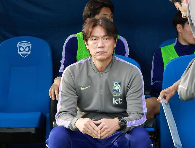 홍명보 대한민국 축구대표팀 감독이 31일(한국시간) 미국 유타주 솔트레이크시티 브리검 영 대학교 BYU 사우스필드 경기장에서 열린 대한민국과 트리니다드토바고의 평가전에 앞서 선수들을 바라보고 있다. 프로보(미국 유타주)=뉴스1