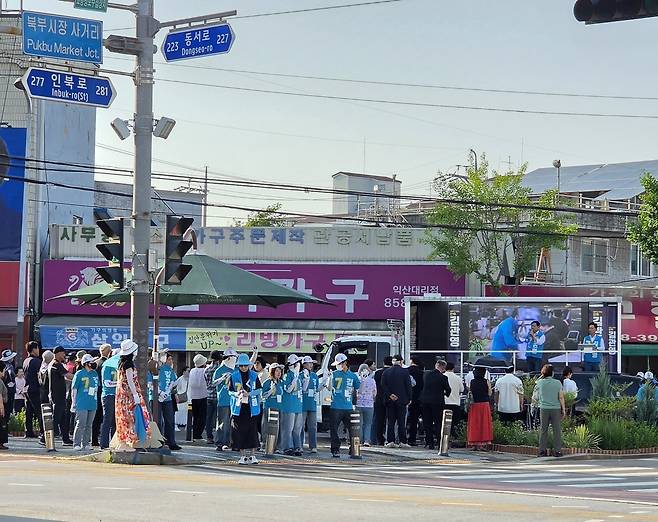 무소속 김관영 전북지사 후보가 29일 전북 익산 북부시장 사거리를 찾아 거리유세 중 시민들에게 연설을 하고 있다. 김 후보는 “당이 아니라 사람을 보고 누가 전북미래를 책임질 수 있는지 찍으라”고 유세했다. 익산=박유빈 기자