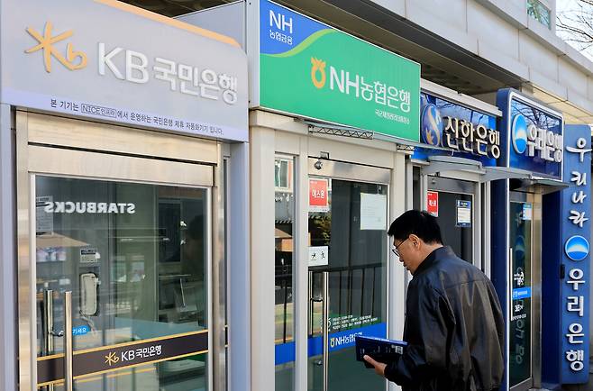 서울 시내에 설치된 시중은행 ATM 기기. 뉴스1