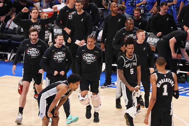 샌안토니오 선수들이 5월 31일(한국시간) 페이콤 센터에서 열린 오클라호마시티와 NBA 2025~2026시즌 서부 콘퍼런스 결승 7차전 승리한 직후 코트로 쏟아져 나오며 우승을 자축하고 있다. 오클라호마시티｜AP뉴시스
