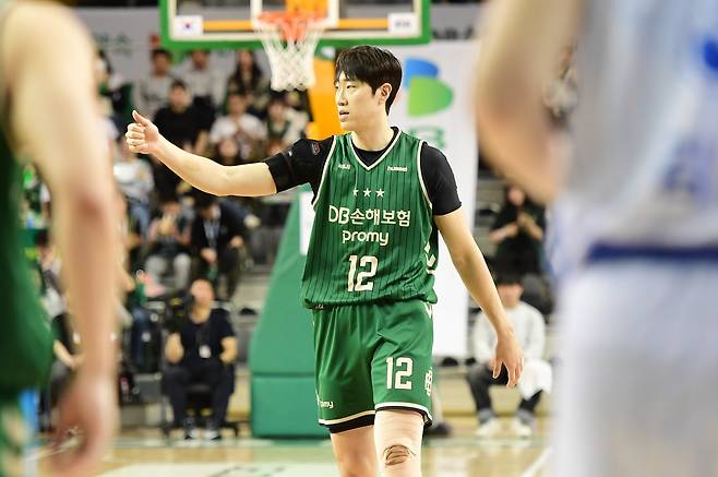 포워드 정효근이 원소속팀 DB와 FA 재계약을 맺고 2년간 더 함께하게 됐다. 사진제공|KBL