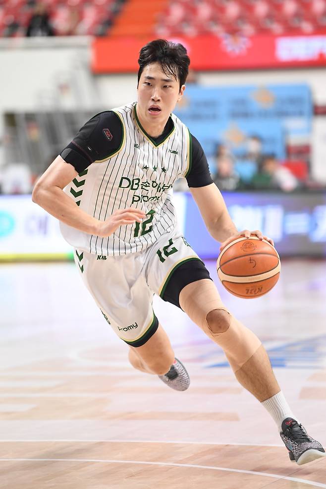 포워드 정효근이 원소속팀 DB와 FA 재계약을 맺고 2년간 더 함께하게 됐다. 사진제공|KBL