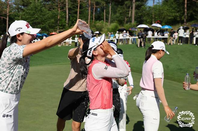 박민지(가운데)가 물세례를 받고 있다. /사진=KLPGA 제공
