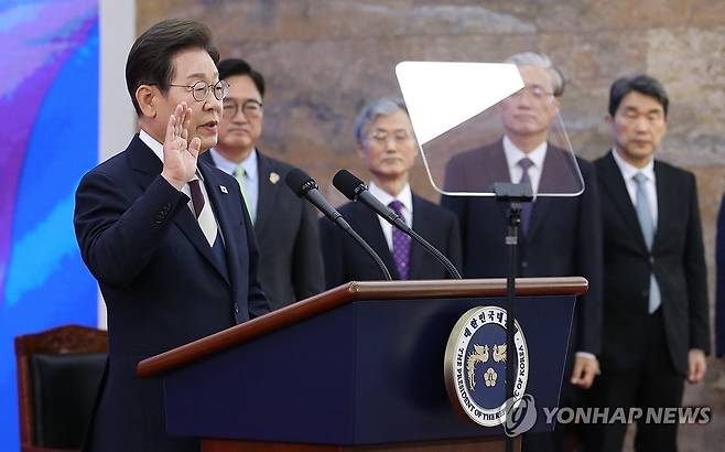 선서하는 이재명 대통령 (서울=연합뉴스) 이재명 대통령이 4일 서울 여의도 국회에서 열린 제21대 대통령 취임선서식에서 선서 하고 있다. 2025.6.4 [국회사진기자단] photo@yna.co.kr