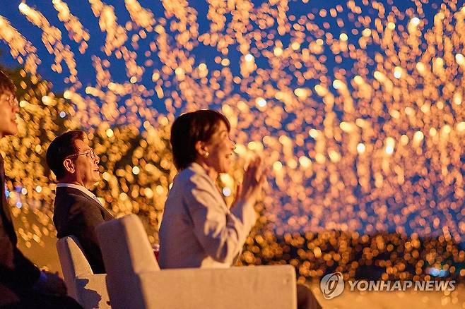 줄불놀이 보는 한-일 정상 (안동=연합뉴스) 이재명 대통령과 다카이치 사나에 일본 총리가 지난 19일 경북 안동 하회마을에서 선유줄불놀이를 보고 있다. 2026.5.19 [청와대 제공. 재판매 및 DB 금지] photo@yna.co.kr