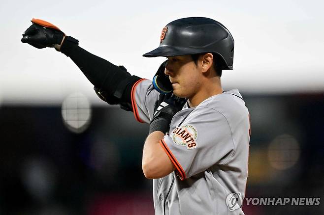 안타 치고 1루에서 더그아웃을 향해 세리머니 하는 이정후  [게티이미지/AFP=연합뉴스]