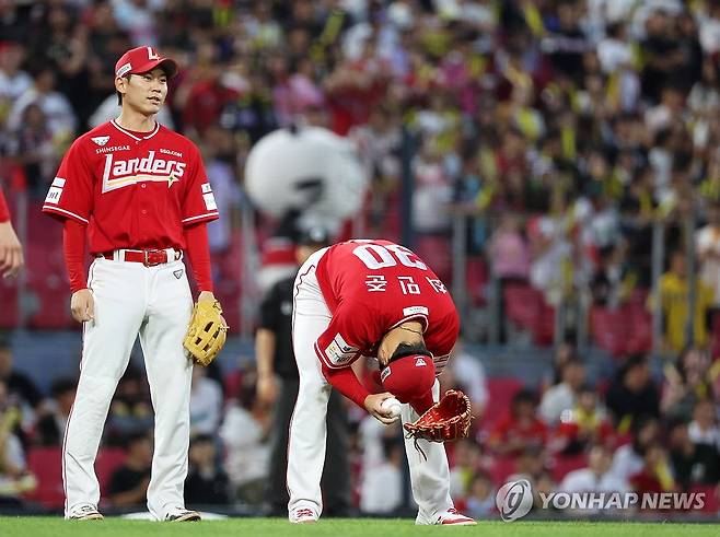 아쉬워하는 SSG 최민준 [연합뉴스 자료사진]