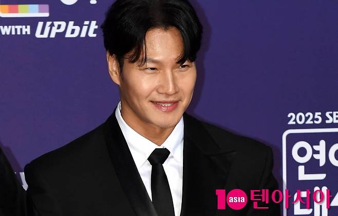 가수 김종국이 공식 행사에 참석한 모습이다. / 사진=텐아시아 DB