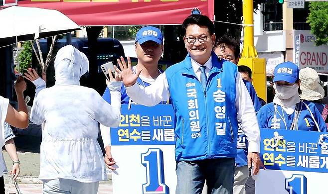 ▲ 연수갑 국회의원 보궐선거에 출마한 송영길 더불어민주당 후보가 31일 연수구 일대에서 유권자들을 만나 지지를 호소하고 있다. /양진수기자 photosmith@incheonilbo.com