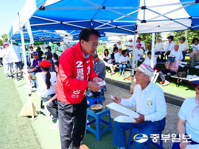 차화열 평택시장 후보가 지난 31일 팽성레포츠타운에서 명함을 건넨다. 조미림 기자