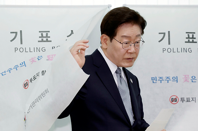 이재명&nbsp;대통령이 제9회 전국동시지방선거 사전투표 첫날인 29일 서울 종로구 삼청동 주민센터에 마련된 사전투표소에서 투표를 마친 뒤 기표소에서 나오고 있다. 청와대통신사진기자단