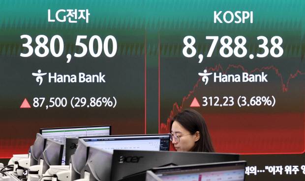 코스피가 전장보다 312.23포인트(3.68%) 오른 8,788.38에 장을 마치며 종가 기준 사상 최고치를 경신한 1일 서울 하나은행 본점 딜링룸에서 딜러들이 업무를 보고 있다. /연합뉴스