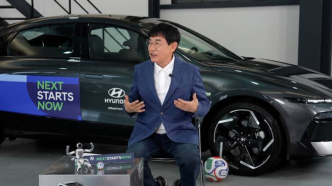 현대자동차가 FIFA 월드컵 현장의 열기와 감동을 전하기 위해 방송인 이경규와 함께하는 디지털 콘텐츠 '차박원정대'를 공개하는 가운데 원정대장 이경규가 아이오닉6 앞에서 대화하고 있다. 현대자동차 제공