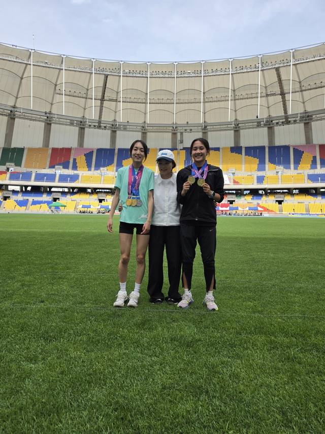 경안여자중학교의 송재연(오른쪽) 선수와 권하람(왼쪽) 선수가 최근 끝난 제55회 전국소년체육대회에서 딴 값진 금메달을 목에 걸고 기념사진을 찍고 있다. 안동시체육회제공
