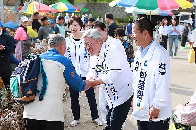 서왕진 조국혁신당 상임선거대책위원장이 1일 오전 광주 남광주시장을 찾아 지지를 호소하고 있다. 조국혁신당 광주시당 제공